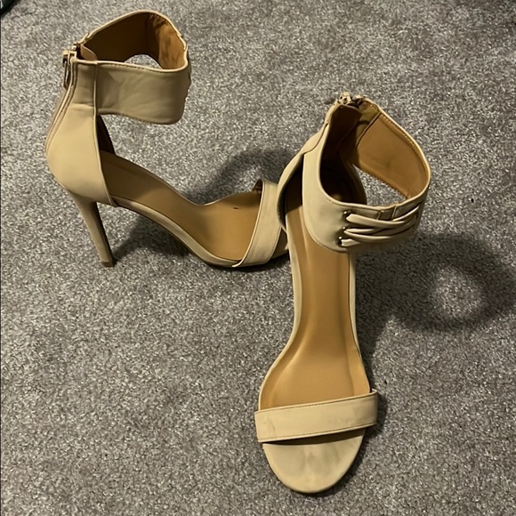 Nude Heels - Picture 1 of 3